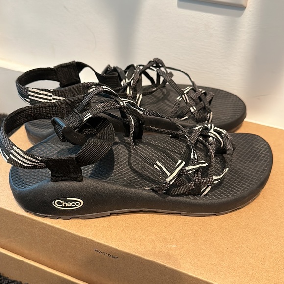 Black and White Chaco - Picture 3 of 6